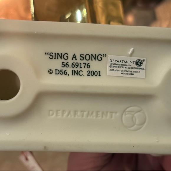 Department 56 Snowbabies 2001 “Sing A Song”. - Picture 6 of 10